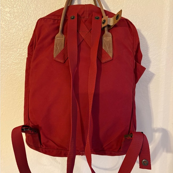 Fjallraven Kånken Backpack in Bordeaux with Tan Leather Handles - Picture 8 of 10